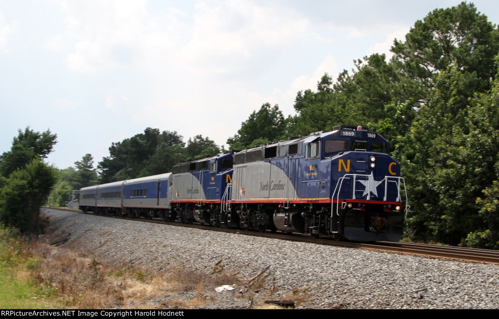 RNCX 1869 leads train 74 eastbound